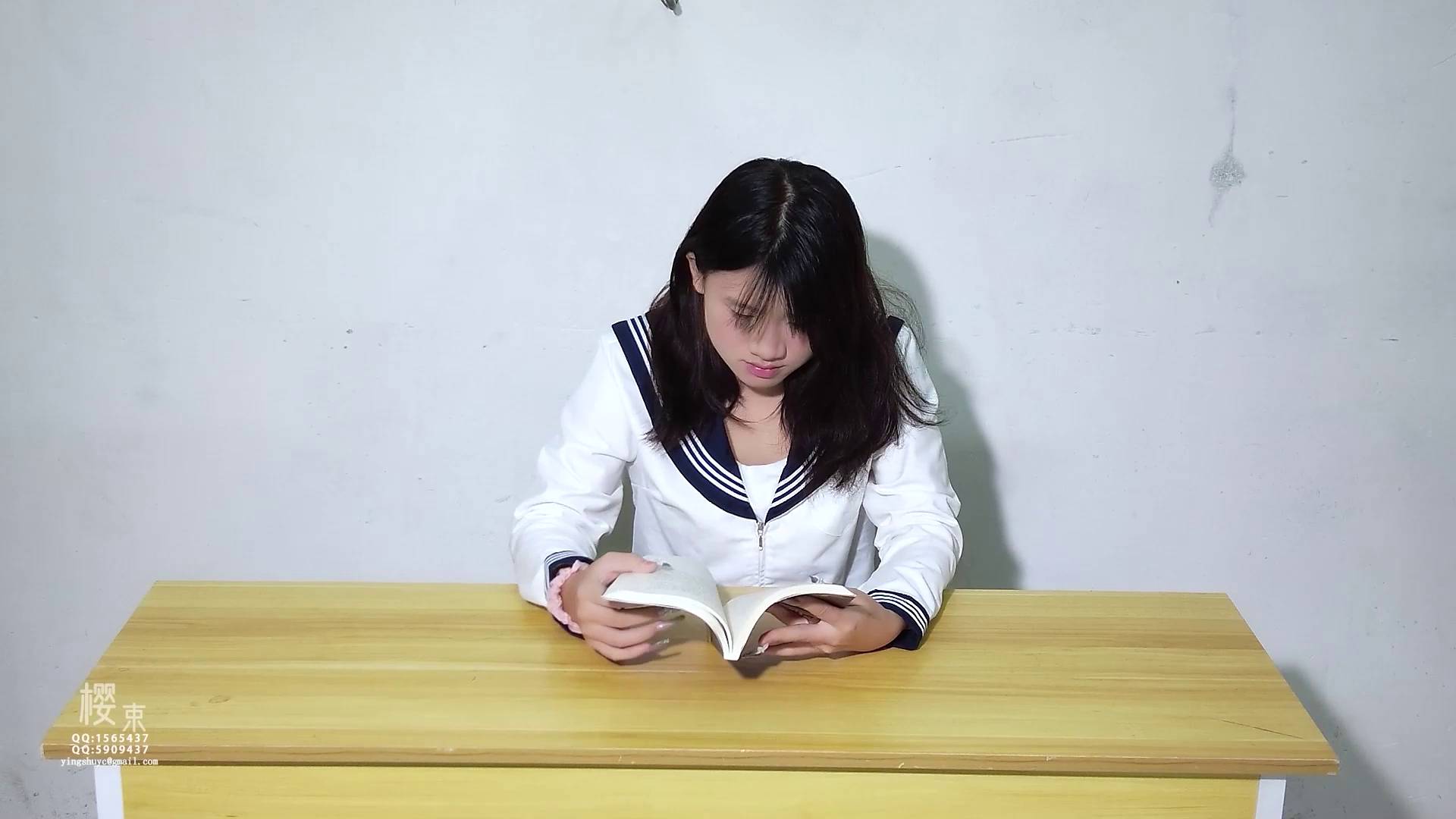 樱束原创 老师的怒火 自习课上居然偷摸看手机被老师逮到只能乖乖的承受老师的怒火了！